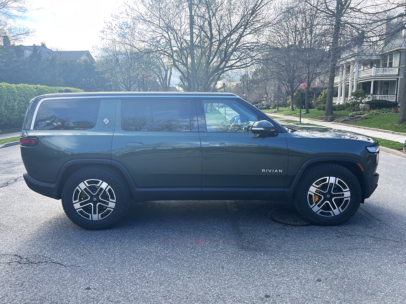 Rivian R1T R1S FOR SALE: 2023 R1S Quad Adv, FG/FE, 20" AT, 5,425 miles, $81,500 04IMG_6193_pass side ext