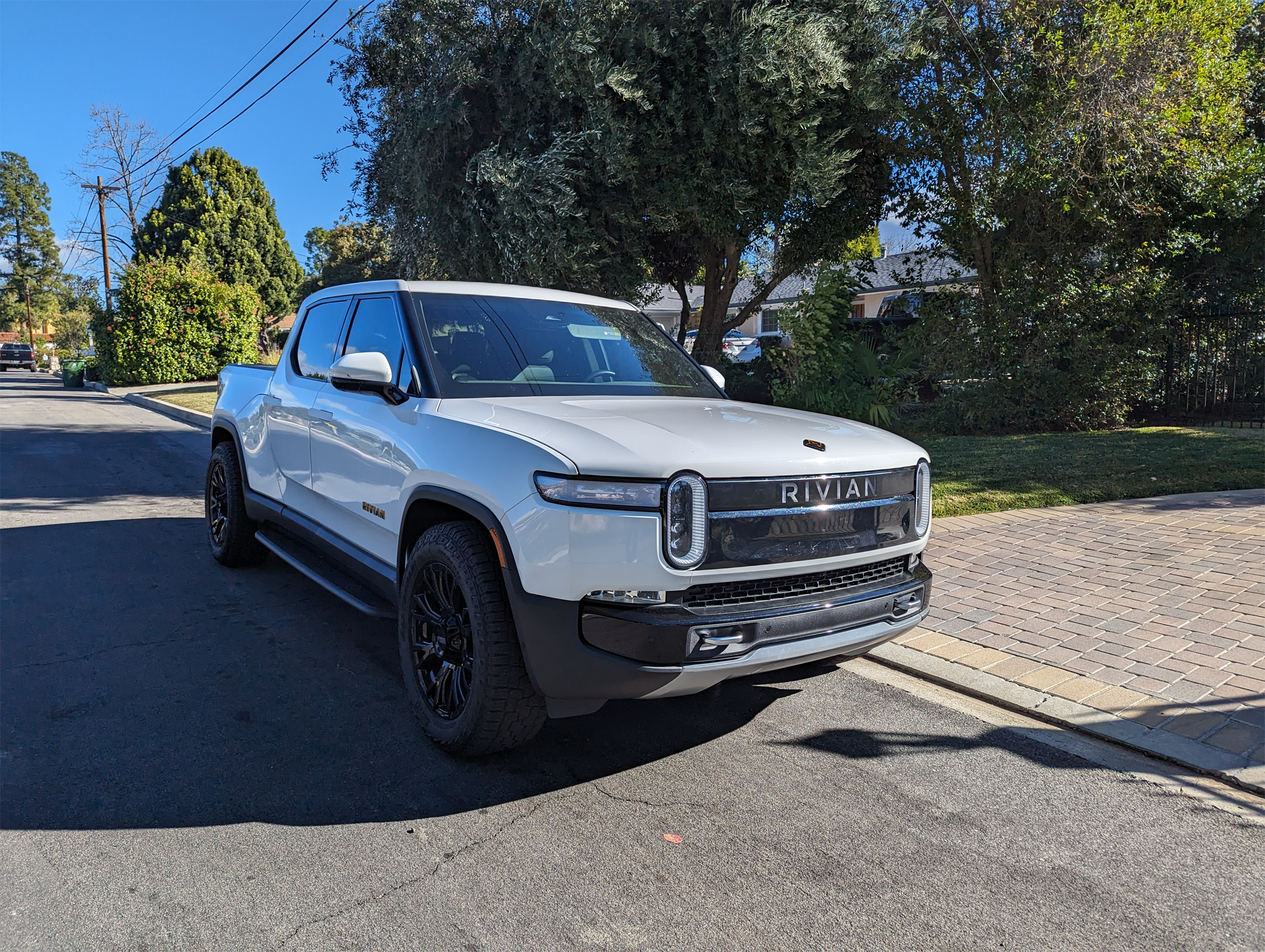 Rivian R1T R1S UPDATE: Blackout lightbar decal added + applied vinyl to break up the controversial front end on my Rivian 1704652990797-