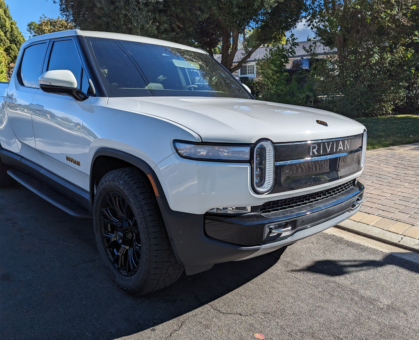 Rivian R1T R1S UPDATE: Blackout lightbar decal added + applied vinyl to break up the controversial front end on my Rivian 1704653160192-