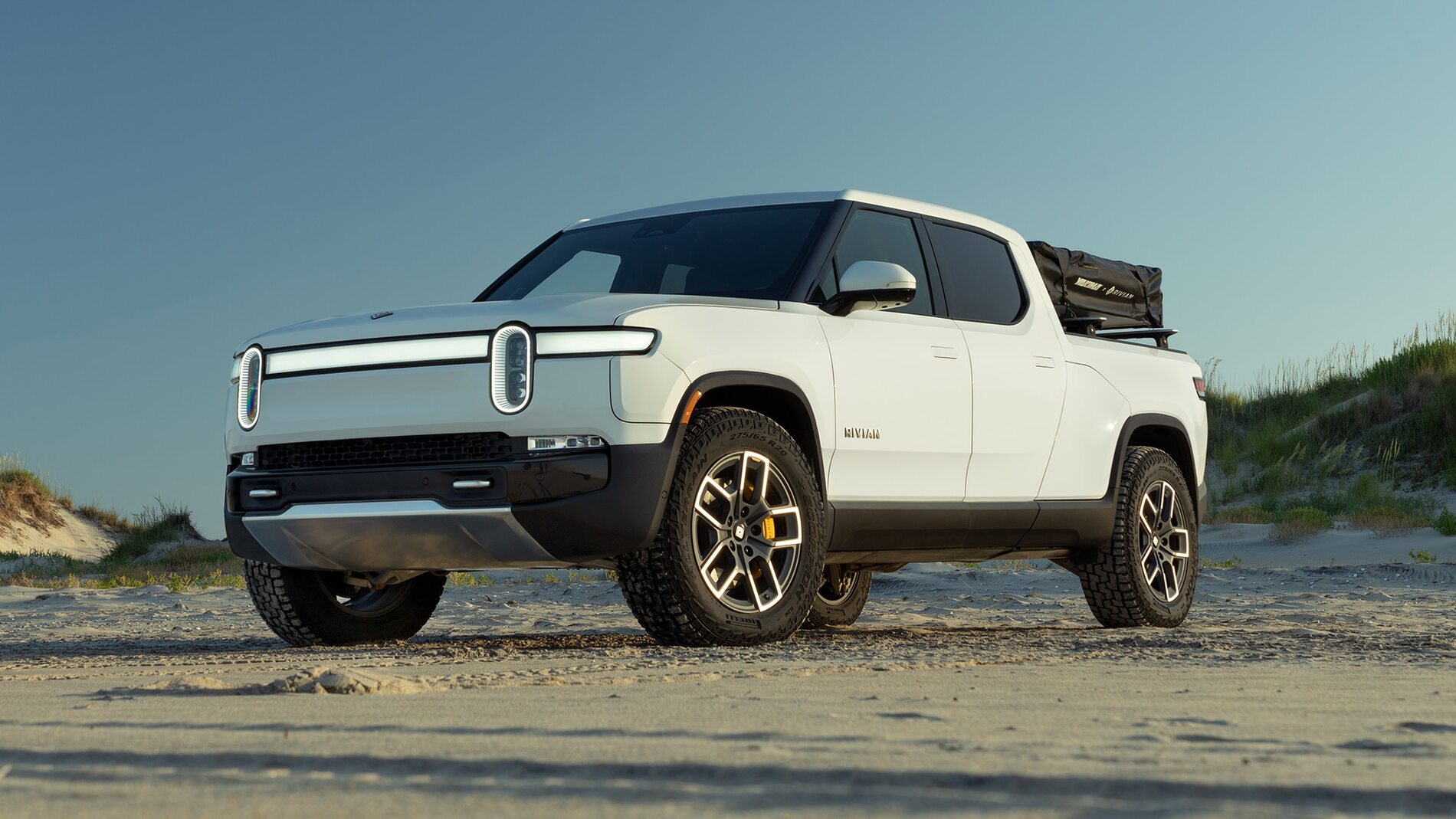 Rivian R1T R1S Motor Trend Review: The 2022 Rivian R1T Is the Most Remarkable Pickup We’ve Ever Driven 2022-Rivian-R1T-33