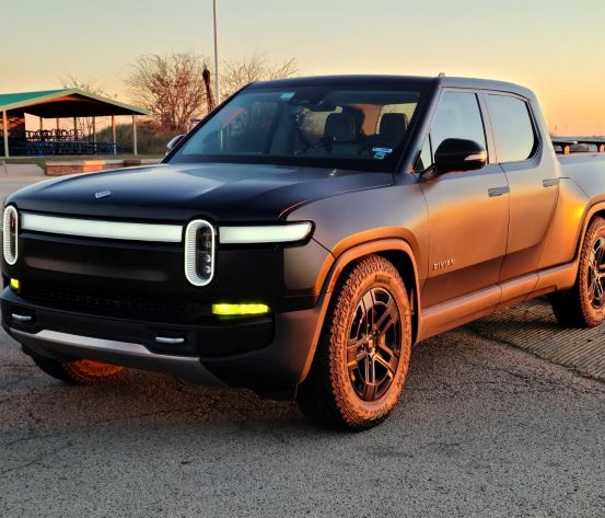 Rivian R1T R1S Using paint protection film to make this Rivian R1S two tone! Rivian R1T (3)