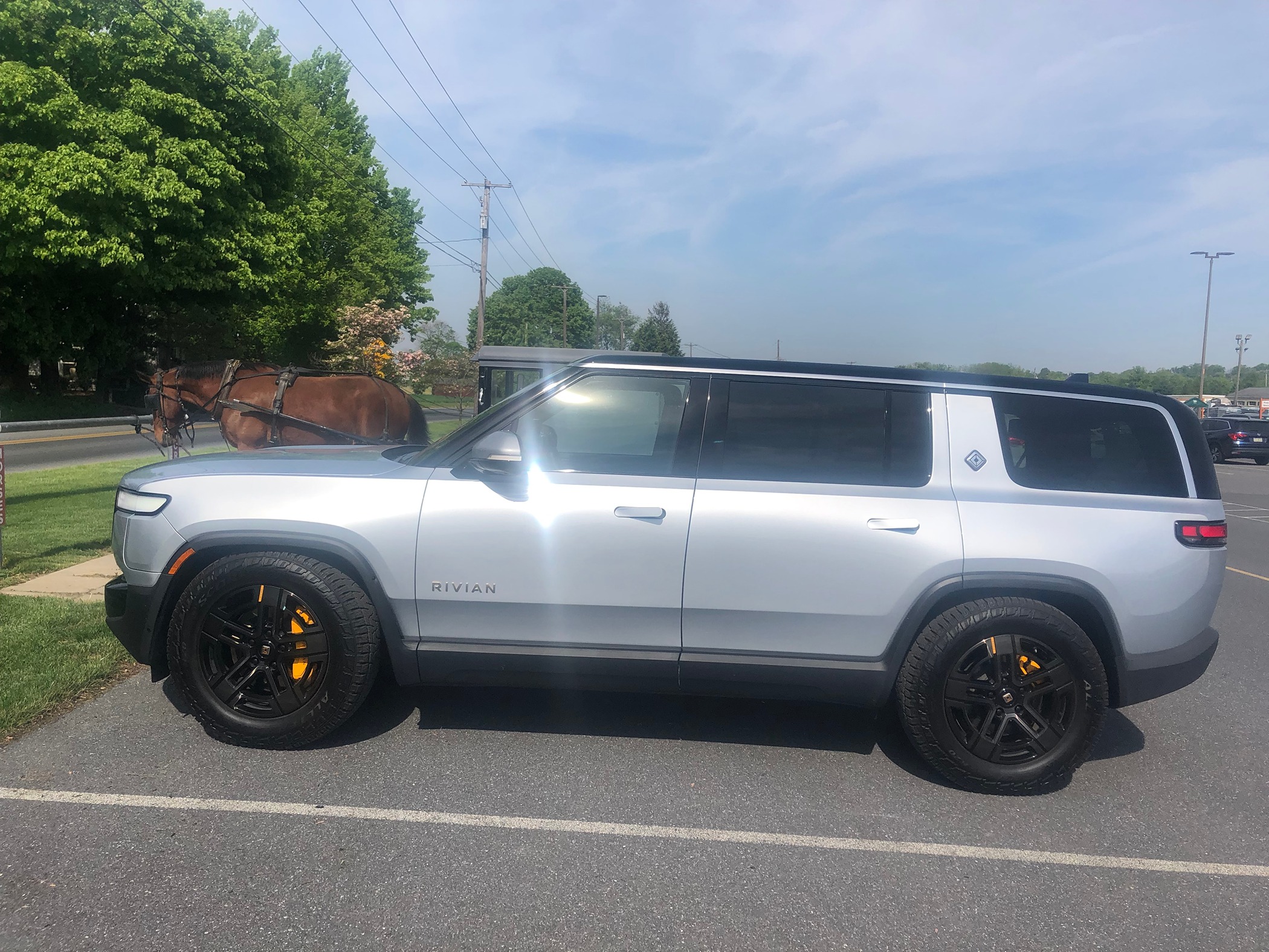 Rivian R1T R1S Random Rivian Photos of the Day - Post Yours! 📸 🤳 Rosey Next to Buggy 2