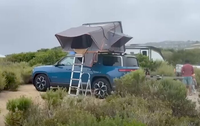 Roofnest Condor XL RTT camping on R1S with 5 people
