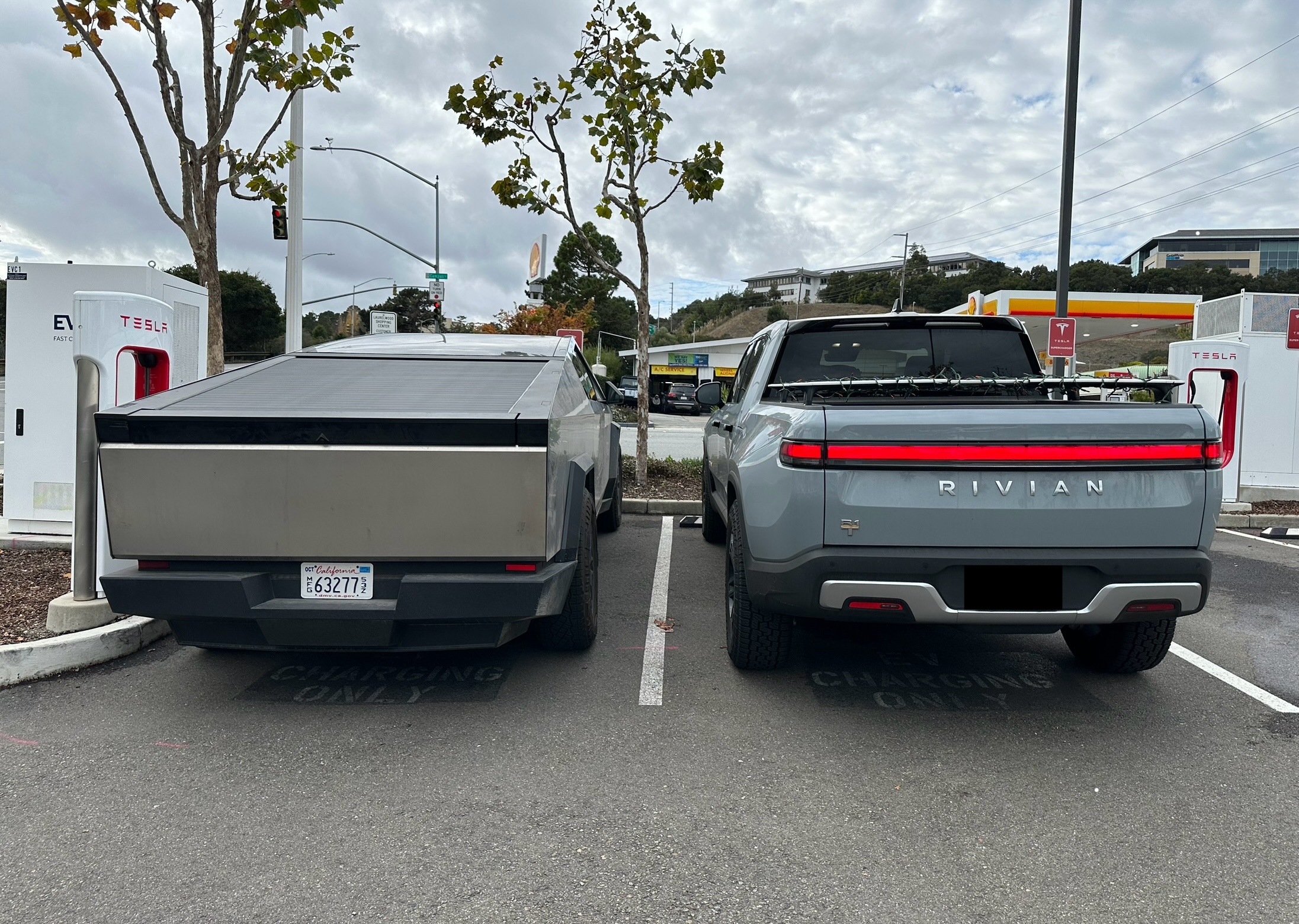 Cybertruck vs R1T rear size comparison pictures from encounter at charging station Rivian Forum R1T R1S R2 R3 News Specs Models RIVN Stock Rivianforums